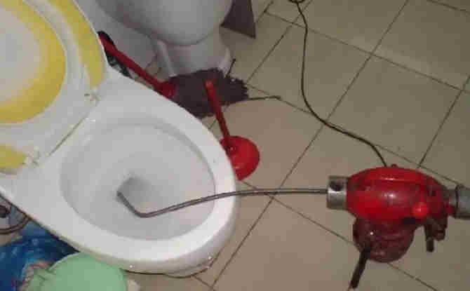 正安马桶通下水